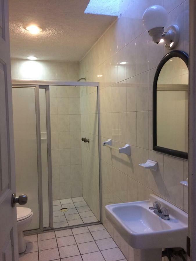Casa Bravia - Hostal Para Mujeres 瓜达拉哈拉 外观 照片